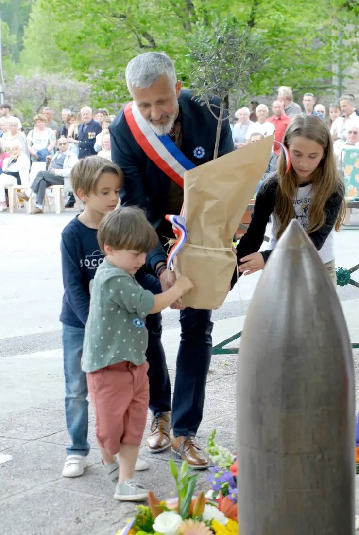 LeoWalter04's tweet photo. Retenu à Paris, je n’ai pu être présent ce lundi à la cérémonie du #8mai de Saint-Vincent-sur-Jabron. Merci à @jphmartinod, Maire de Châteauneuf-Miravail, d’avoir accepté de déposer pour moi cet olivier, symbole de paix en ce jour de commémoration de la capitulation du nazisme. https://t.co/sRlMynqmwH