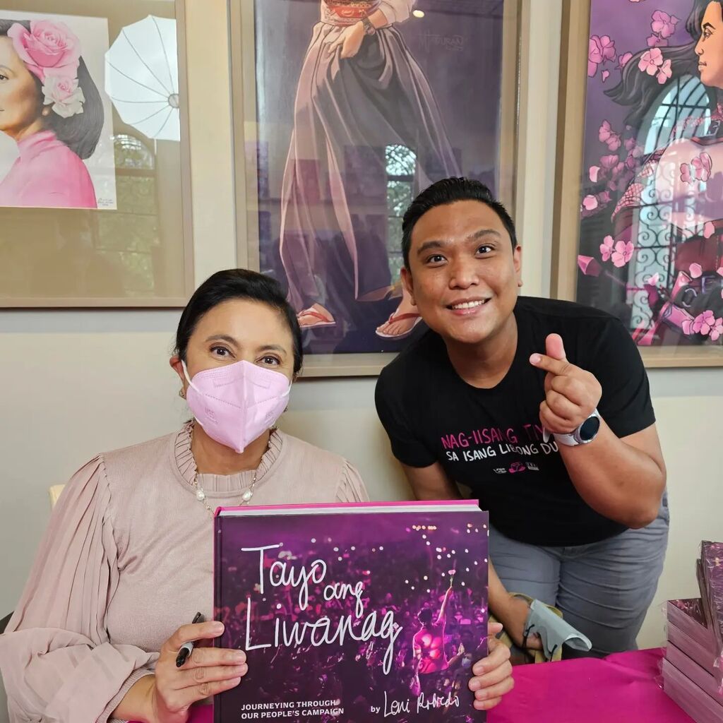jonardedos's tweet photo. Ikaw, ako, TAYO ANG LIWANAG.

Back here in Museo ng Pag-asa to get my copy of the coffee table book of @atty.lenirobredo 

Gustong gusto ko talaga ng memorabilia ng 2022 elections and this is the perfect book to summarize everything. This is the happiest… https://t.co/7DMs6oIaYI https://t.co/3lJ6FSqFIJ