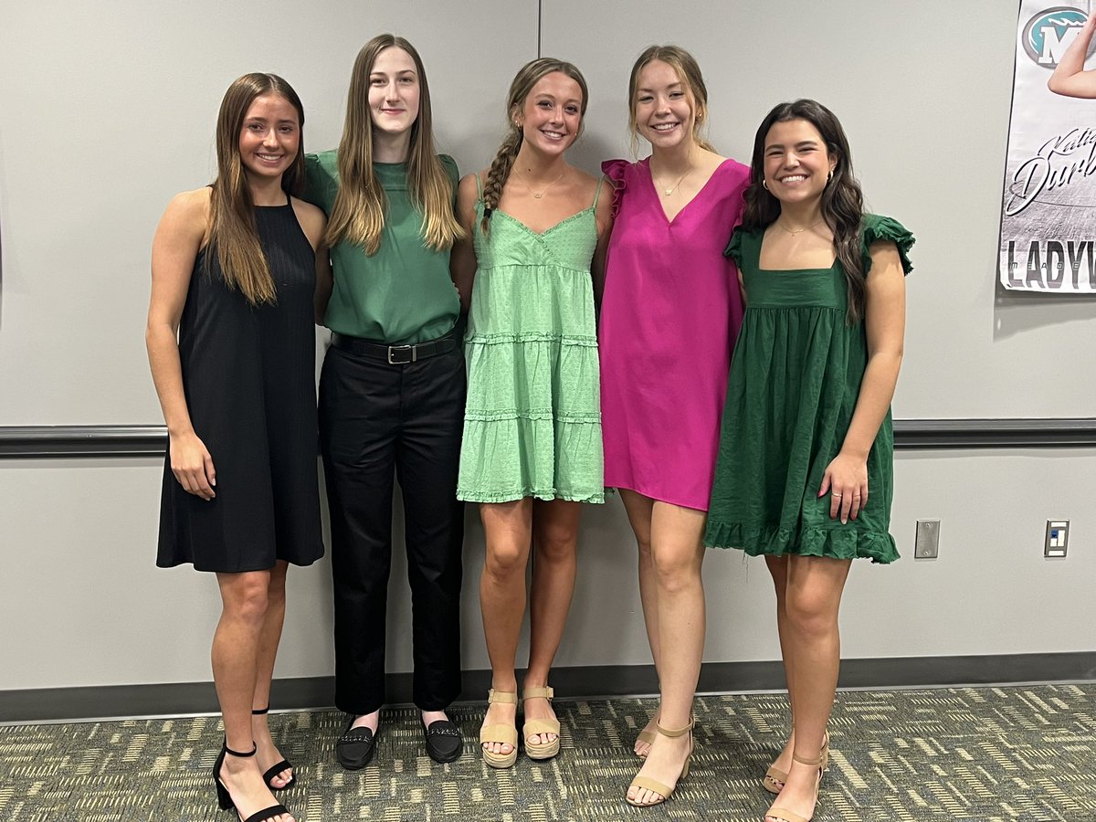 BabbAnnabelle's tweet photo. So thankful for these seniors, they started as teammates and ended as lifetime best friends ! @LadyWaves_Hoops @ClantonMattie @crawley_sage @KADURB23 https://t.co/QZtX0msY6C