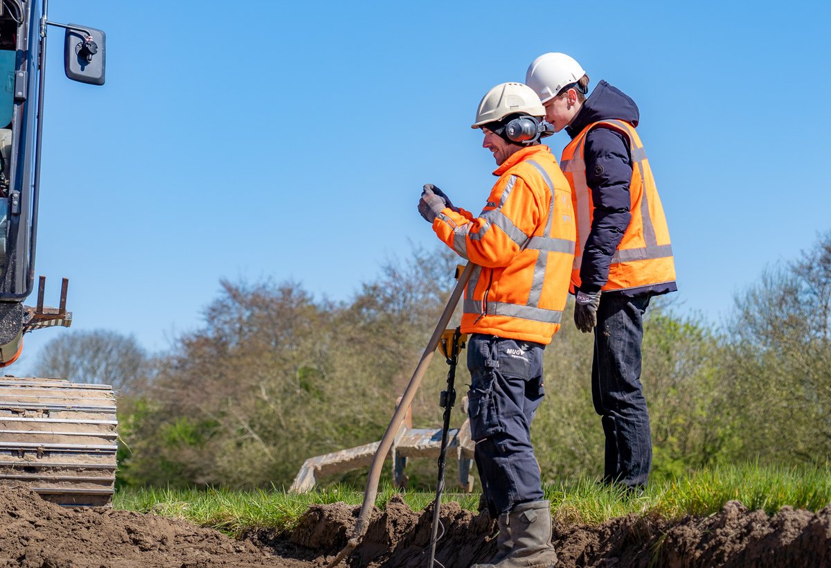 “Ik ben een paar dagen archeoloog én energiespecialist geweest. Ik mocht vooral veel zelf doen en meehelpen.” Scholier Joost onderzoekt bij MUG wat hij later wil worden. Hij werkte mee aan een opgraving en een kabeltracé. Lees het verhaal op: lnkd.in/eP3e_-QU #stagelopen