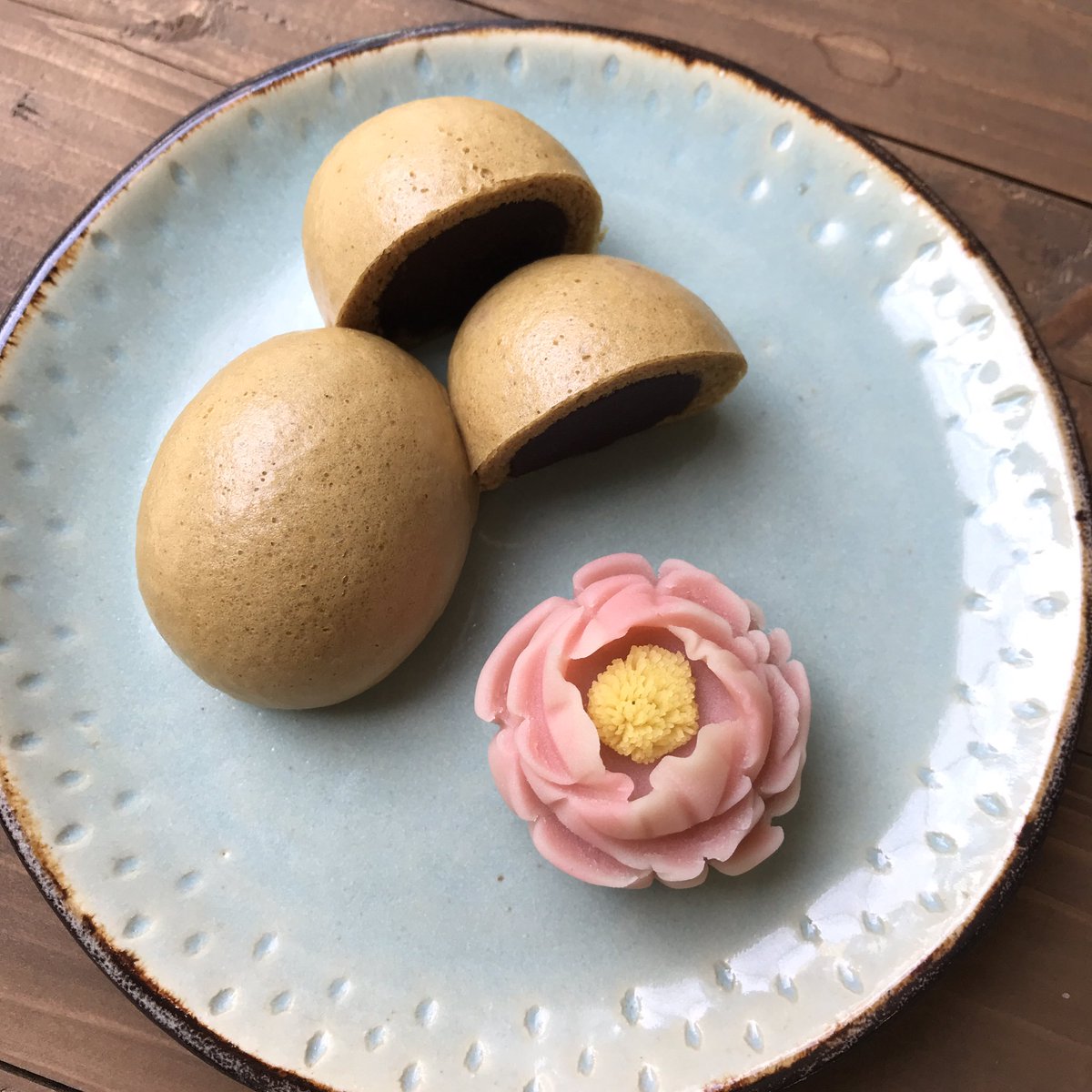 yuimico's tweet photo. 「利休饅頭」と練切の「牡丹」
今月の巣鴨アトリエの教室メニューです🍵
利休饅頭は素朴な美味しさで、出来立ては格別です😋
12日（金）10:30、13日（土）15:00のクラスにそれぞれ空きがでてますのでお近くの方はよろしければご参加ください😊
詳細・お申込みはこちらから💁���♀️
https://t.co/T0Ro0LHlrj https://t.co/LG9u40iP7o