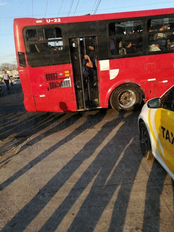 Trafico_ZMG's tweet photo. Si vas con medio cuerpo afuera, ¿pagas medio pasaje?
De esta manera viaja un usuario de transporte público en el Salto 
@SSeguridadJal usuarios solicitan mayor afluencia de camiones 
#ReporteZMG https://t.co/4AMnBBfo8X