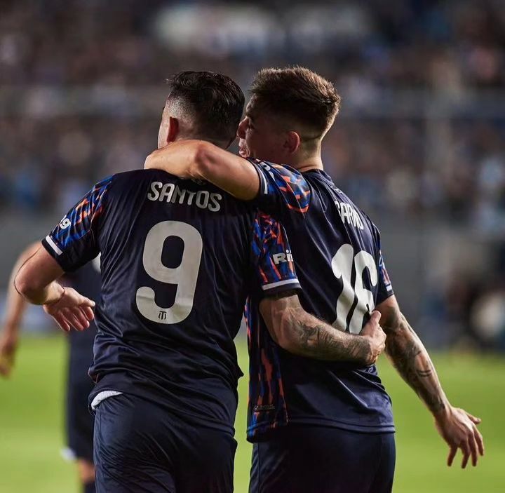 RevoDepo's tweet photo. Victoria de la T.
Talleres superó 4-2 a Racing en el Cilindro de Avellaneda por la fecha 15 del Torneo Argentino 🇦🇷⚽

#revoluciondeportiva #racing #talleres #futbol #futbolargentino #periodismodeportivo #periodismo #todalainformacion #todoslosdeportes https://t.co/1kIxJNfUWB