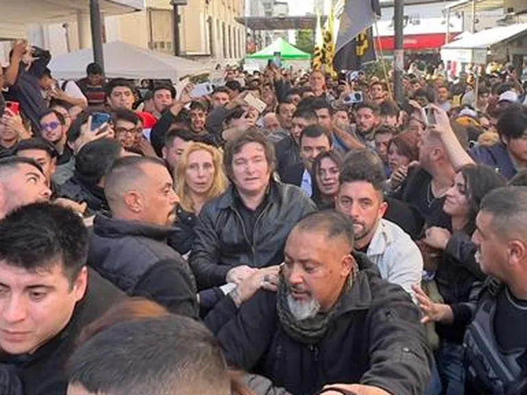 Politica_ln's tweet photo. Javier Milei puso condiciones para dar una entrevista en Tucumán y se la cancelaron https://t.co/7TqbA4ksUE https://t.co/ve9013i4uM