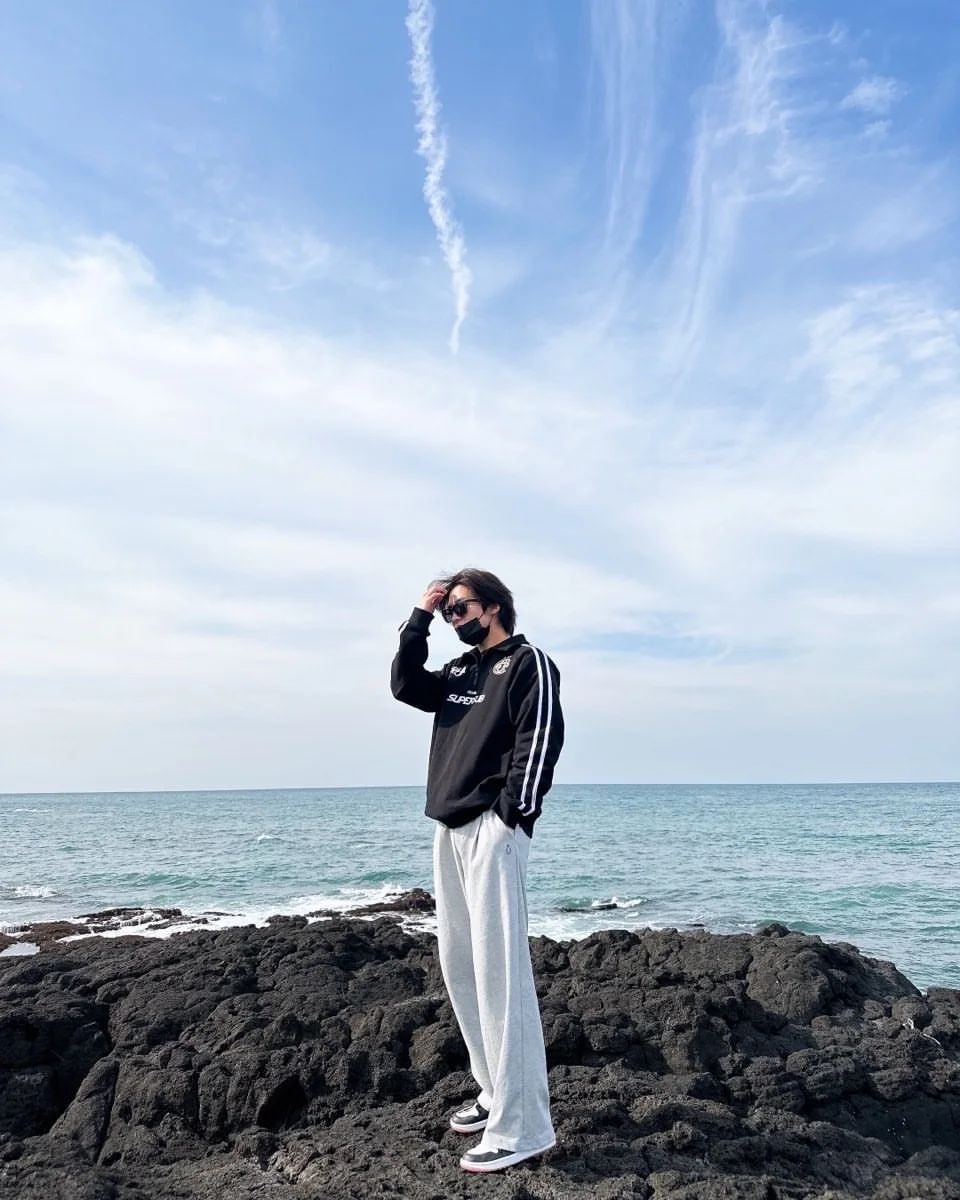 Leeknhw's tweet photo. I am now traveling over the deep blue expanse of Jeju's ocean, surrounded by breathtaking rock formations and a wide variety of aquatic life. It's a visceral and unique feeling to hear the waves crashing against the coast and feel the cool ocean breeze on my face. https://t.co/VStEsE09HD