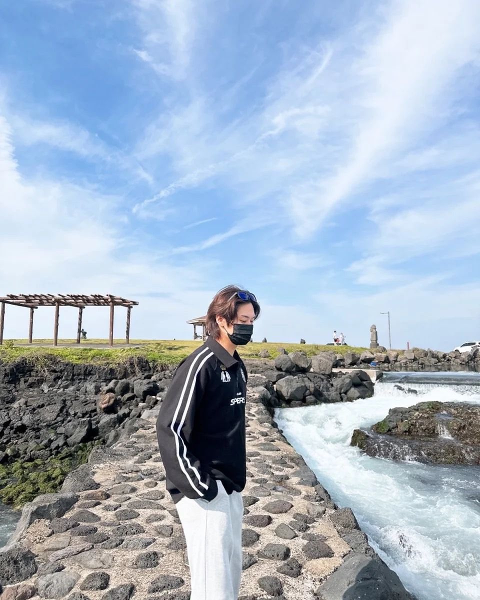 Leeknhw's tweet photo. I am now traveling over the deep blue expanse of Jeju's ocean, surrounded by breathtaking rock formations and a wide variety of aquatic life. It's a visceral and unique feeling to hear the waves crashing against the coast and feel the cool ocean breeze on my face. https://t.co/VStEsE09HD