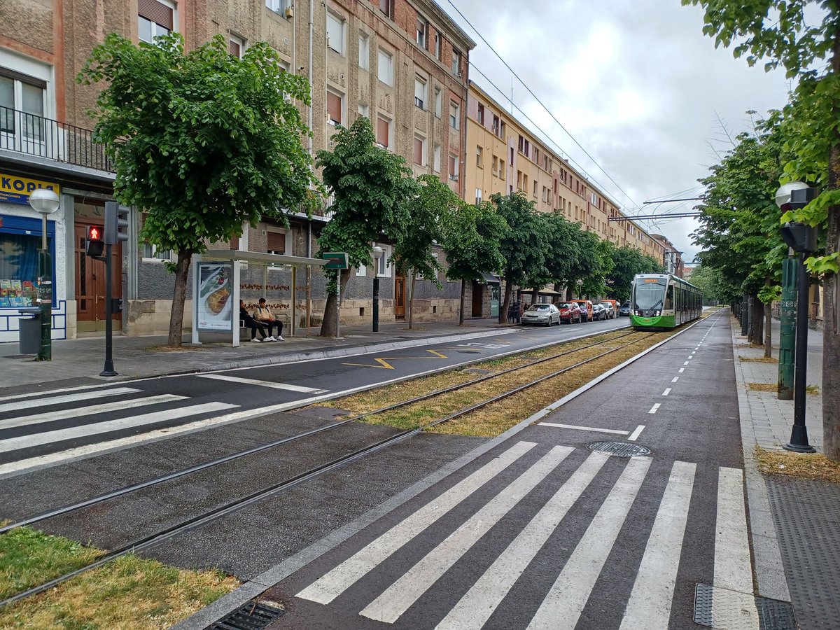 En Vitoria-Gasteiz pasan cosas apocalípticas, donde solo había carretera, resulta que ahora caben todos los medios de transporte. Terrible 😅