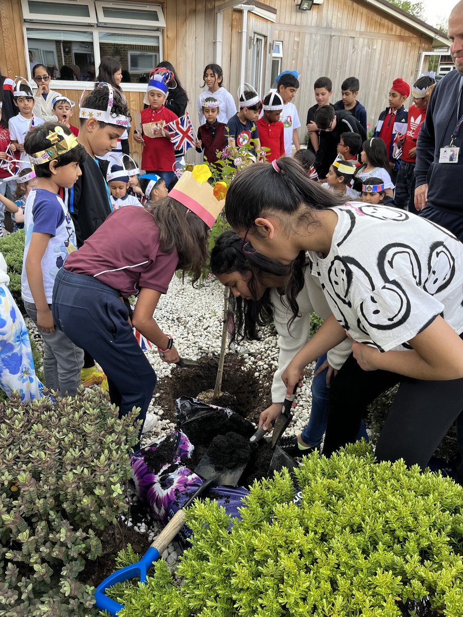 Long Close School tweet media