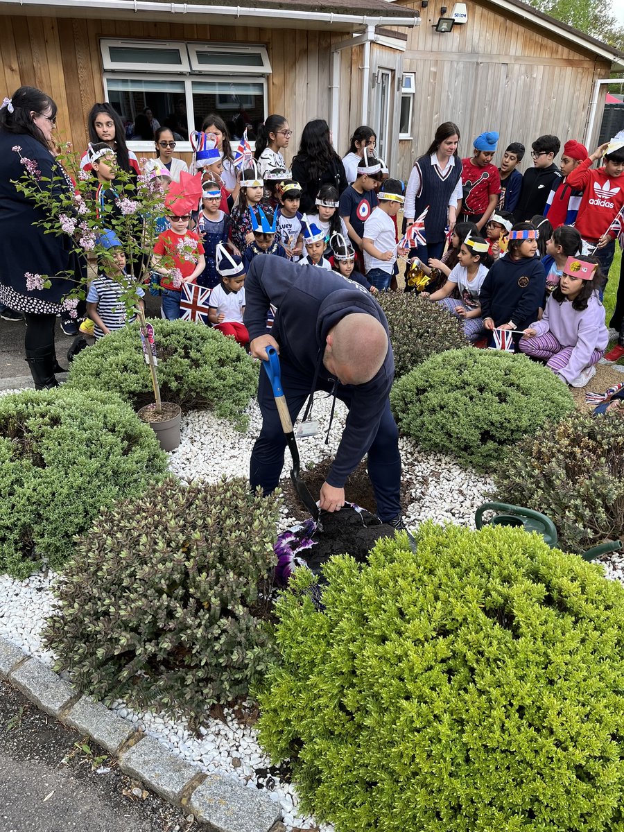 Long Close School tweet media