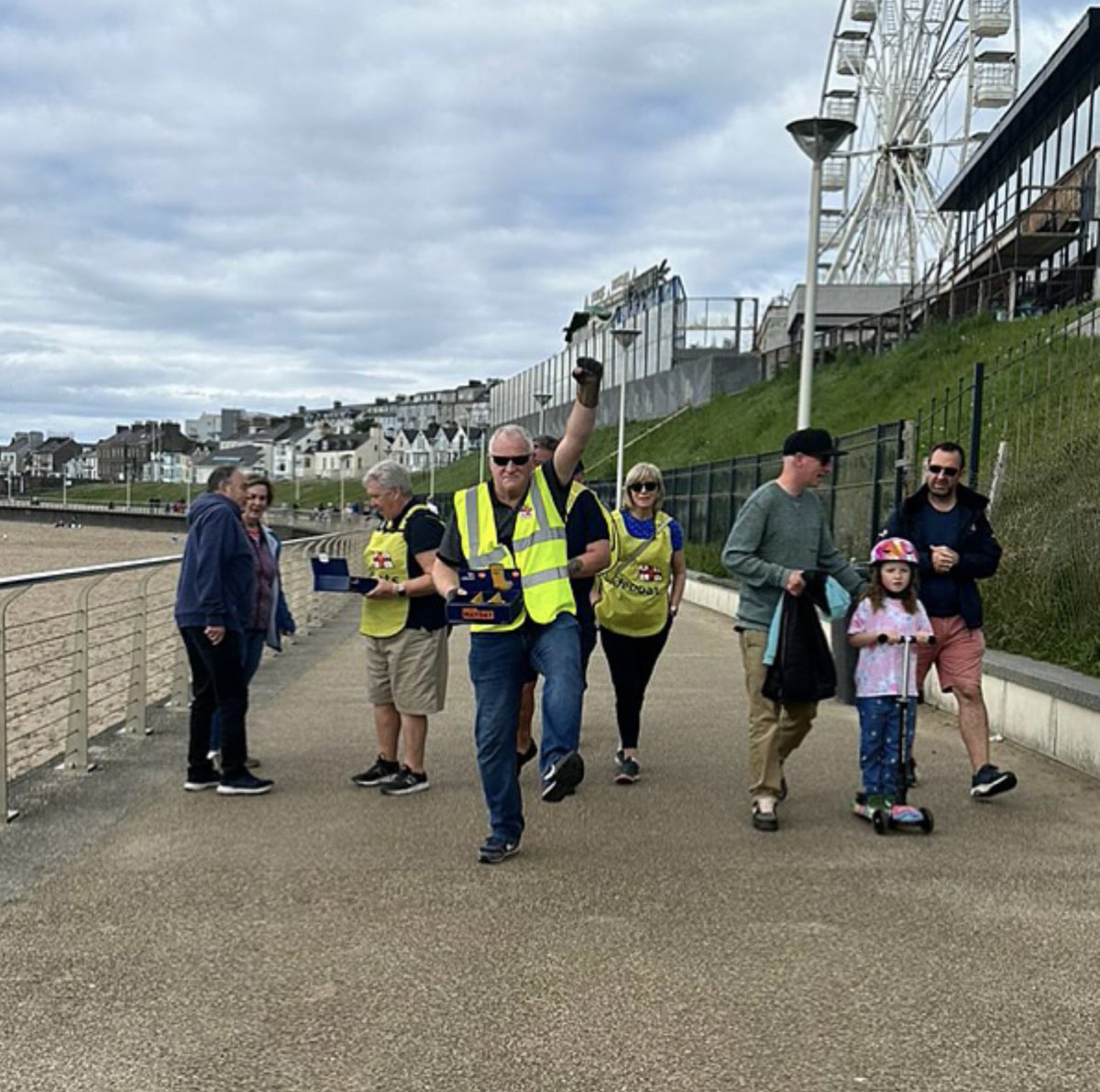 portsrnlifr's tweet photo. The weather decided to join us on our #mayday walk yesterday. Have you bumped into us yet? If you do come up for a chat and get a Yellow Welly Badge!
•
#rnli #portrush #portrushrnli #savinglivesatsea #onecrew #mayday #rnlimayday https://t.co/WjQdUo6RB1
