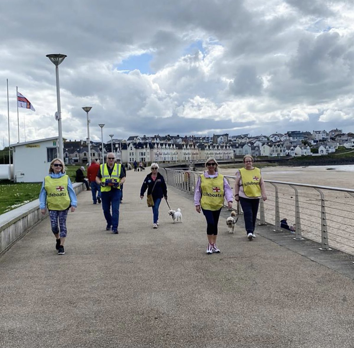 portsrnlifr's tweet photo. The weather decided to join us on our #mayday walk yesterday. Have you bumped into us yet? If you do come up for a chat and get a Yellow Welly Badge!
•
#rnli #portrush #portrushrnli #savinglivesatsea #onecrew #mayday #rnlimayday https://t.co/WjQdUo6RB1