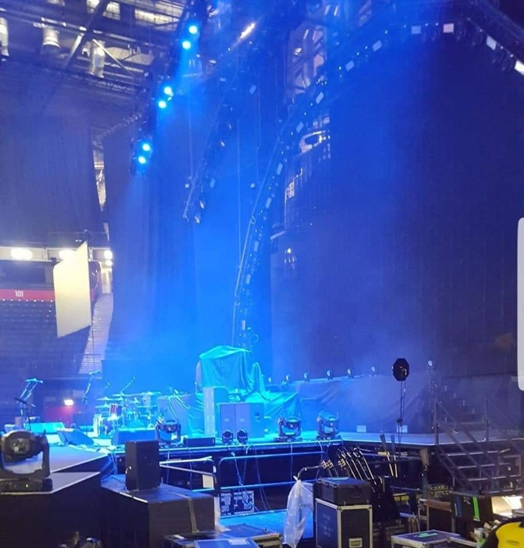 Kinkykattbox's tweet photo. @Nickelback Think it's about time you boys come back don't you????
5 years at Manchester arena #day4 #gig3 #ukleg https://t.co/5wLLZdG7Jb