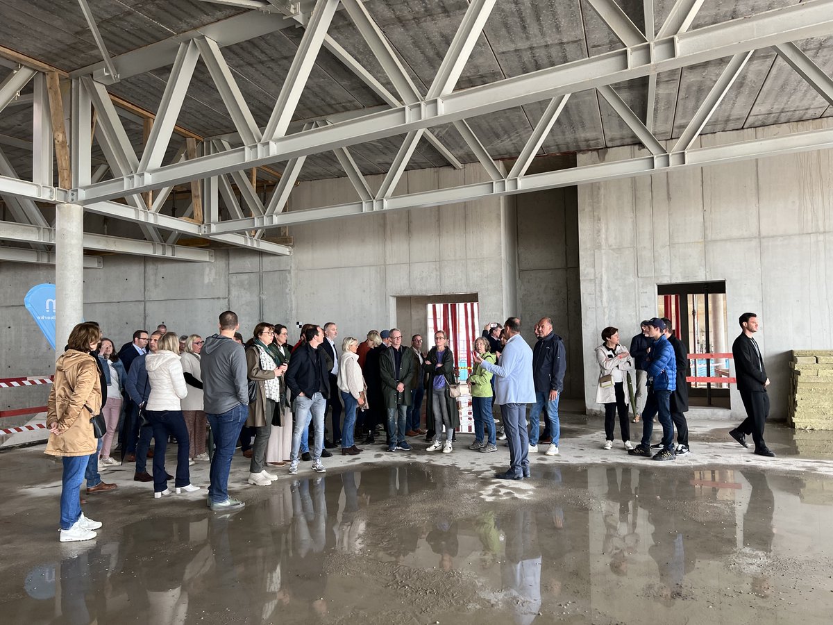 ZJArch's tweet photo. De werf van het evenementengebouw SILT in Middelkerke valt in de smaak bij het publiek. Er waren maar liefst 6000 bezoekers op Open Wervendag afgelopen zondag. Bezoekers zijn onder de indruk: "Het gaat ongelofelijk snel". #ZJA @OZarchitecten @DELVAlandscapes #BB #Democo #Furnibo https://t.co/fyhBiiRJMn