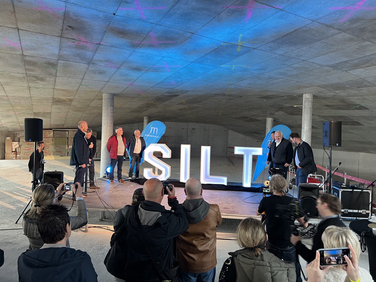 ZJArch's tweet photo. De werf van het evenementengebouw SILT in Middelkerke valt in de smaak bij het publiek. Er waren maar liefst 6000 bezoekers op Open Wervendag afgelopen zondag. Bezoekers zijn onder de indruk: "Het gaat ongelofelijk snel". #ZJA @OZarchitecten @DELVAlandscapes #BB #Democo #Furnibo https://t.co/fyhBiiRJMn