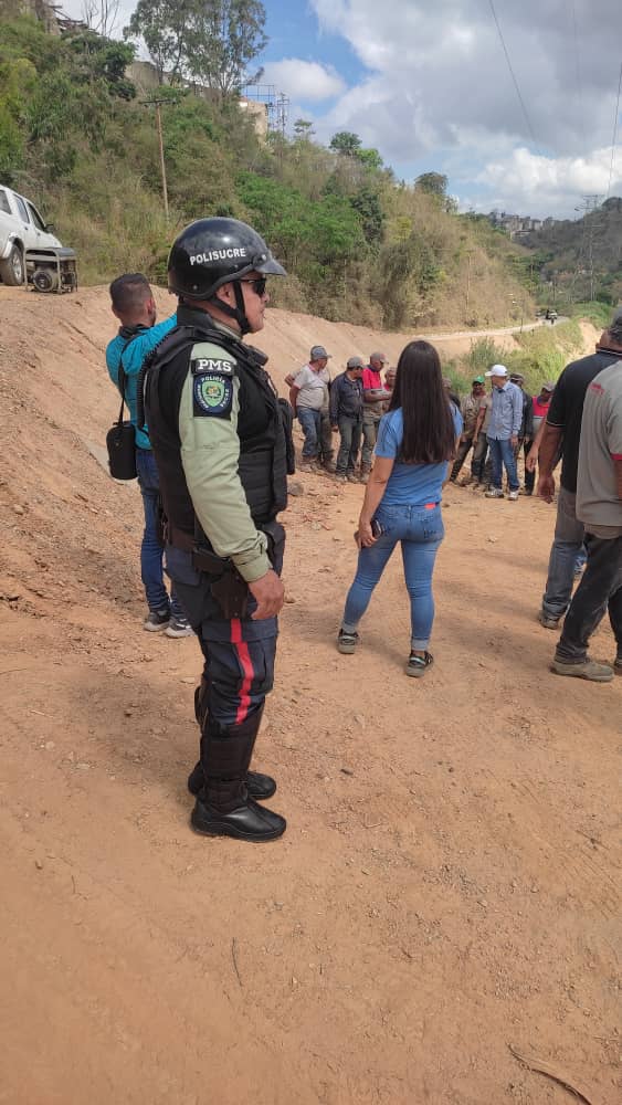 PolisucreOficia's tweet photo. #09DeMayo | En atención a la incertidumbre generada por la interrupción del servicio de agua potable en las diferentes Urbanizaciónes y sectores populares de nuestro Municipio nos hemos trasladado al el Sector El Encantado para obtener respuesta para nuestros vecinos. El personal https://t.co/pItmVcIh4W