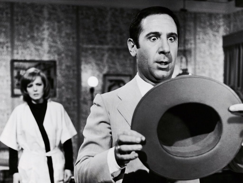 retrochenta's tweet photo. Hoy hace 10 años que nos dejó Alfredo Landa, uno de los grandes mitos del cine español. Suyo es el primer recuerdo del día. https://t.co/4cZI77Ha4t
