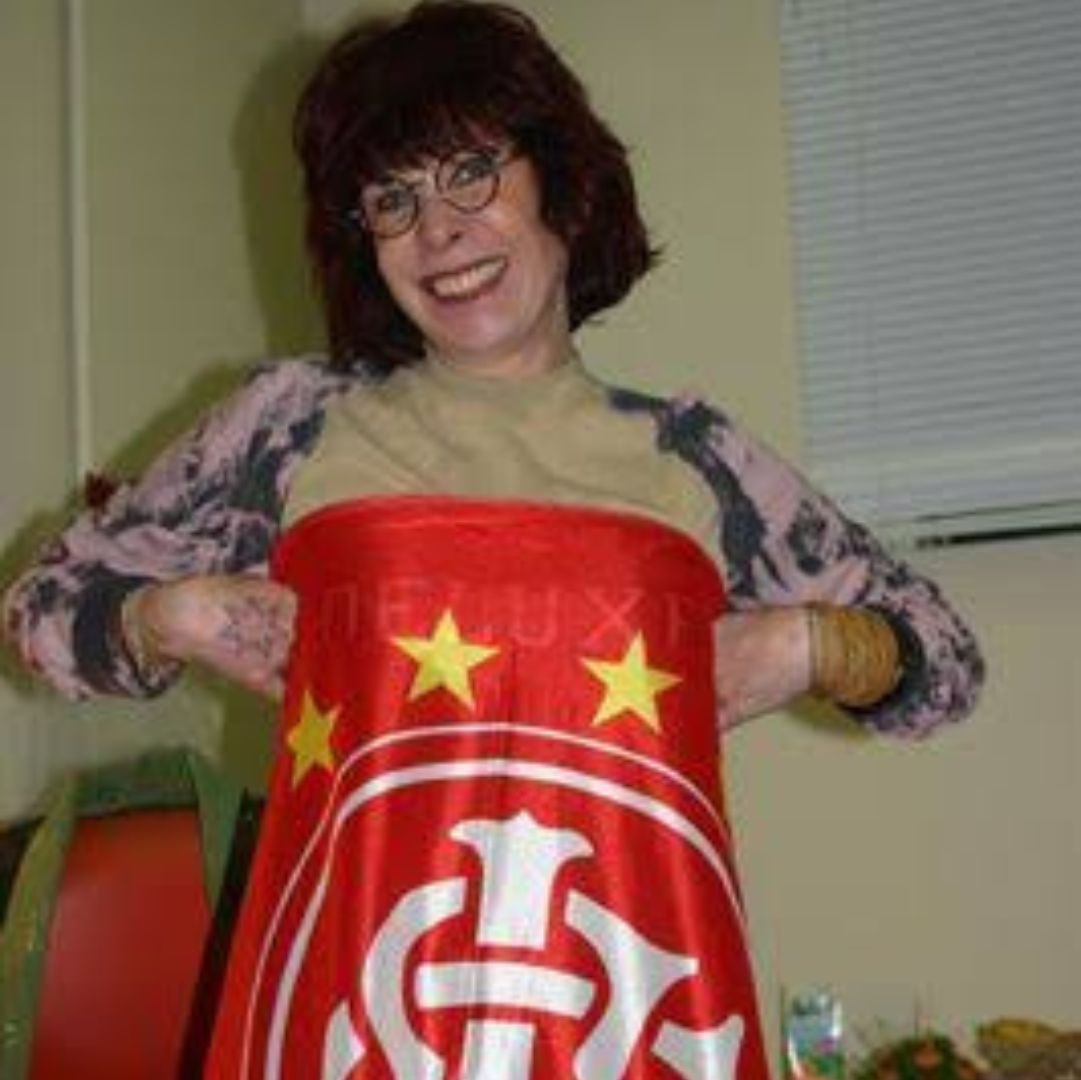 SCInternacional's tweet photo. Hoje, o Brasil se despede da sua rainha do rock, Rita Lee, uma das figuras mais revolucionárias, questionadoras e importantes da cultura nacional. O Clube do Povo perde também a primeira artista mulher nomeada consulesa cultural do Inter. Vai em paz, Rainha. Você estará para sempre em nossos corações. ♥️