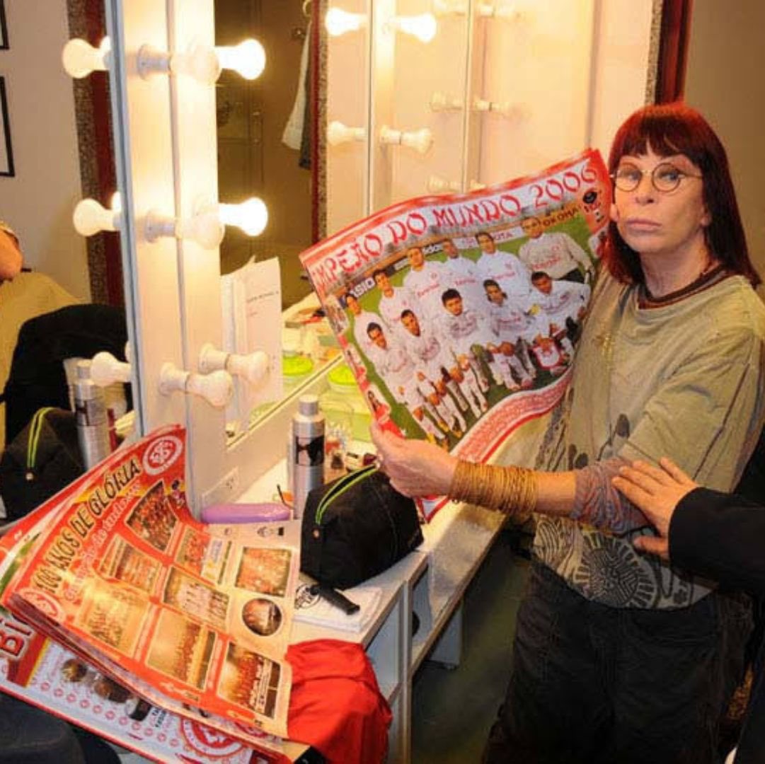 SCInternacional's tweet photo. Hoje, o Brasil se despede da sua rainha do rock, Rita Lee, uma das figuras mais revolucionárias, questionadoras e importantes da cultura nacional. O Clube do Povo perde também a primeira artista mulher nomeada consulesa cultural do Inter. Vai em paz, Rainha. Você estará para sempre em nossos corações. ♥️