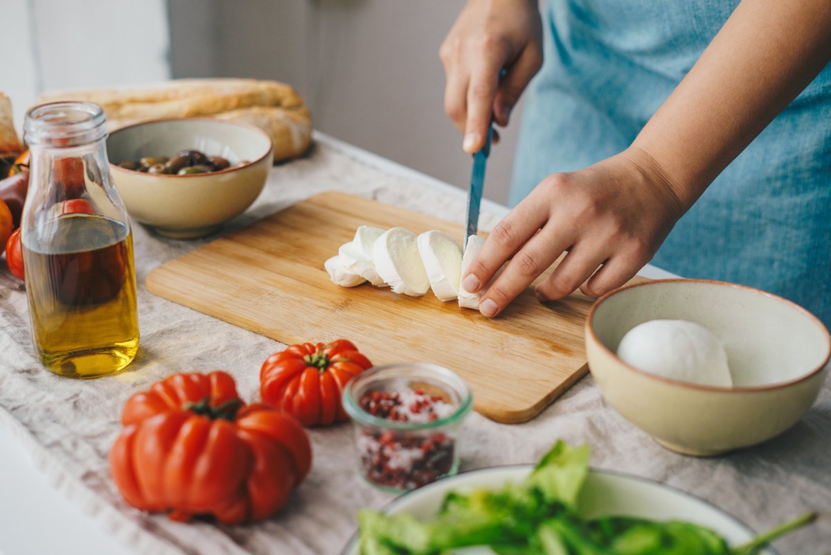 It's possible that following a #Mediterranean diet could have long-term #HealthBenefits for patients with #BreastCancer. Results weren't consistent but highlighted diet's potential to reduce mortality in this group 
News bit.ly/3LFpOOE
Paper bit.ly/3HVFmgp