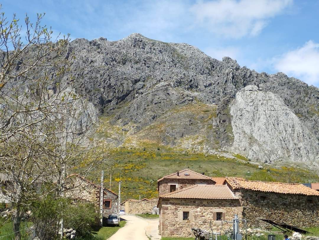 altobernesgabio's tweet photo. 🍃Los Mayos en el Alto Bernesga y las Llaveras🌿
Se trata de una fiesta popular de orígenes ancestrales que celebra la primavera. https://t.co/wBG0dV4ebZ