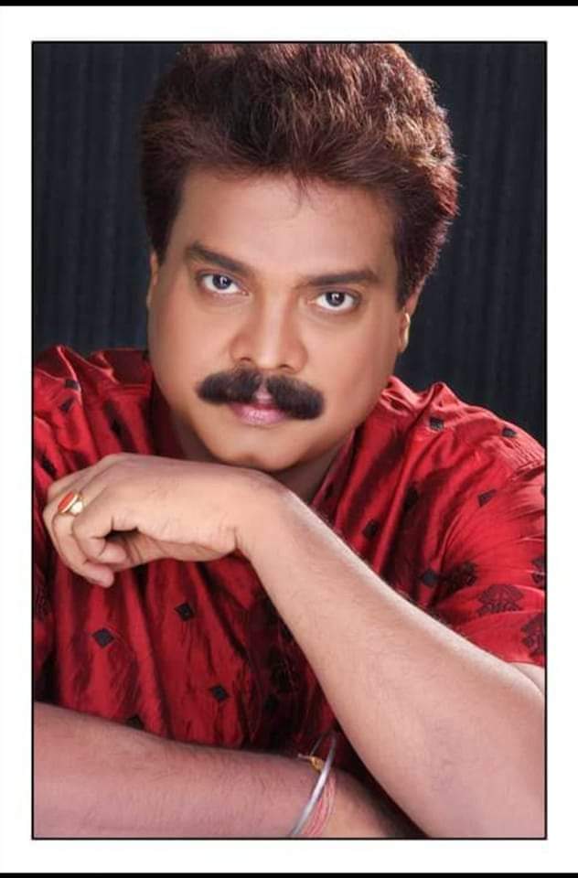 BaraikAttsa's tweet photo. ভ্ৰাম্যমাণ আৰু চলচ্চিত্ৰ জগতৰ এগৰাকী জনপ্ৰিয় আৰু সফল অভিনেতা মিহিৰজ্যোতি বৰুৱাৰ অকাল বিয়োগৰ খবৰ পাই ব্যথিত হ'লোঁ৷ তেখেতৰ বিদেহ আত্মাৰ চিৰশান্তিৰ বাবে ঈশ্বৰৰ ওচৰত প্ৰাৰ্থনা জনাই শোকসন্তপ্ত পৰিয়ালবৰ্গক গভীৰ সমবেদনা জনালোঁ৷ https://t.co/qSAWmrm2sx