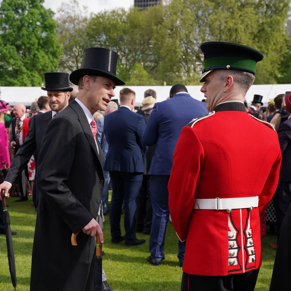 RoyalFamily's tweet photo. 8️⃣0️⃣0️⃣0️⃣ guests were welcomed to Buckingham Palace today for the second of the annual Garden Parties.

Guests are invited in recognition of their public service, charity work, or for making a positive impact in their community.

See more photos from today: https://t.co/TrVcskkQiZ https://t.co/cMPfuQoI4P