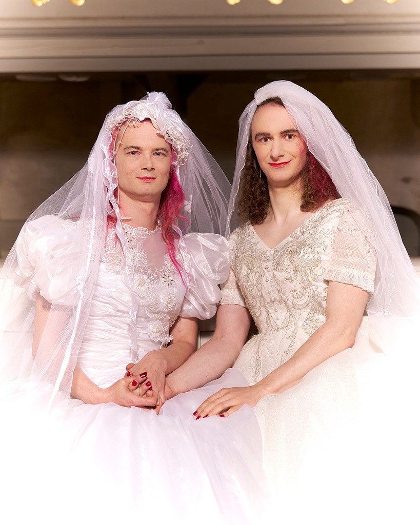 TgLadyK1's tweet photo. Die viele Organisation, das große Bangen, das Vertrauen auf die Liebe. Getarnt als normales Fotoshooting in Brautkleidern, garniert mit einem wunderbarem Live-Gesang von Frau Mohs - der Heiratsantrag. Es hatte viel Energie und Emotionen gekostet auf dies… https://t.co/i8YEK8elYr https://t.co/c7zaxYwhgO