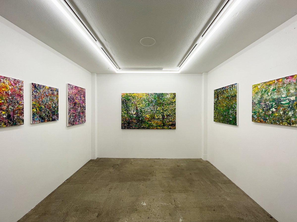 hamuzou's tweet photo. 佐藤舞梨萌さんの個展「透明な青い鳥」を神宮前のGALLERY KTOで見た。花や自然をモチーフとした抽象度の高い画面の絵画作品群による展覧会。講談社フェーマススクールズ出身の作家。5/9まで。 https://t.co/aJz8zhBoFT