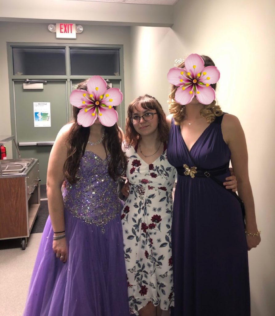 happyriphoenix's tweet photo. @_uncle_gworl my Junior prom was the only prom, i had light blue heels to go with my dress 🥲
still one of my favorite things i’ve worn https://t.co/0MuVAihCBc