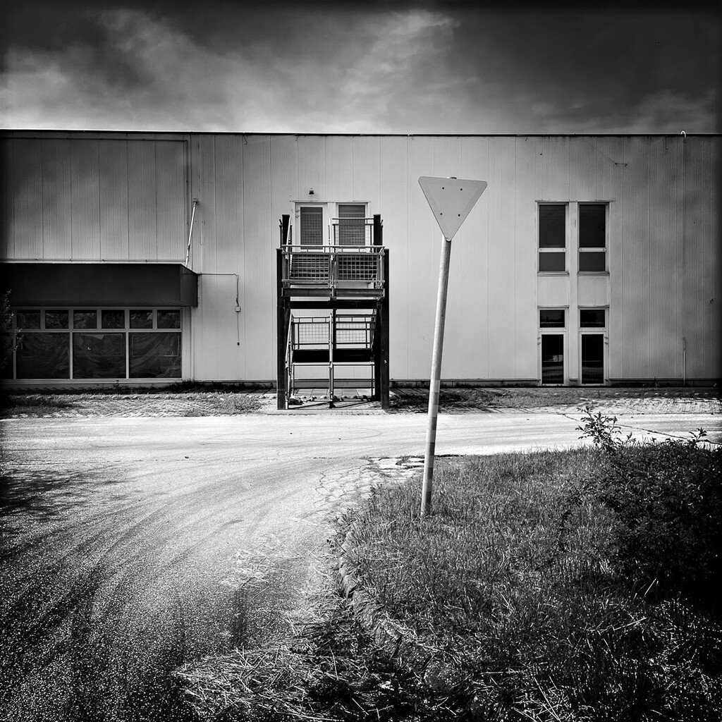 gabor_barath's tweet photo. Give way // at home as a stranger #hipstamatic #blackandwhitephotography #bwphotography #blackandwhite #monochrome #monochromephotography https://t.co/iwsuGpWeAC https://t.co/tcFgV305zw