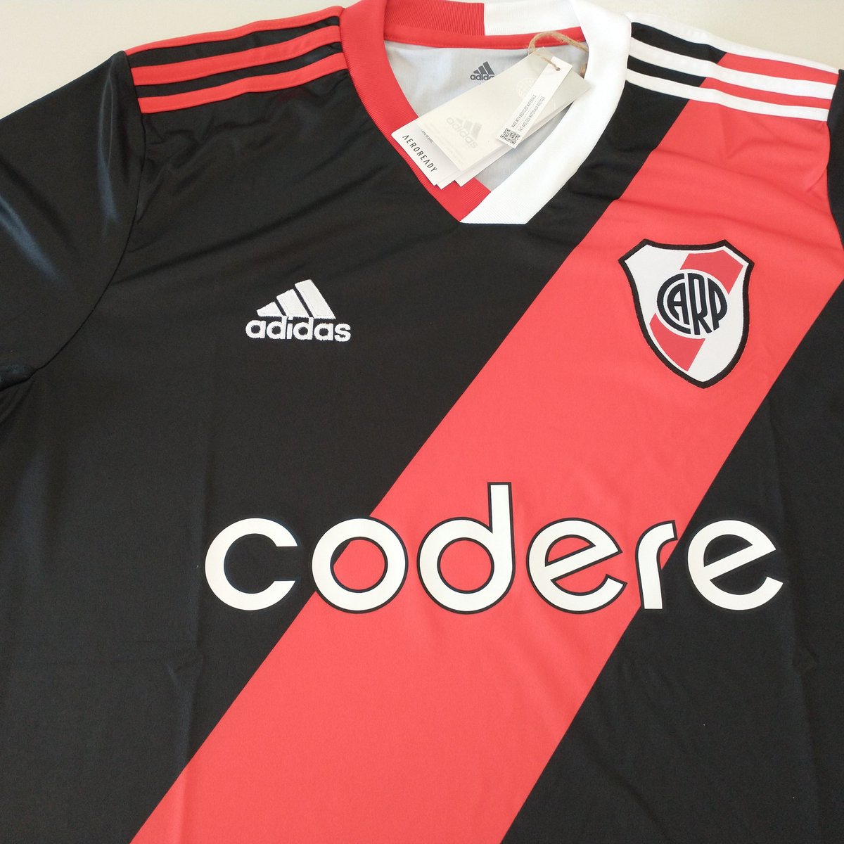 Esos colores que llevas son parte de mí enfermedad, de la que nunca me voy a curar 🤍♥️🤍