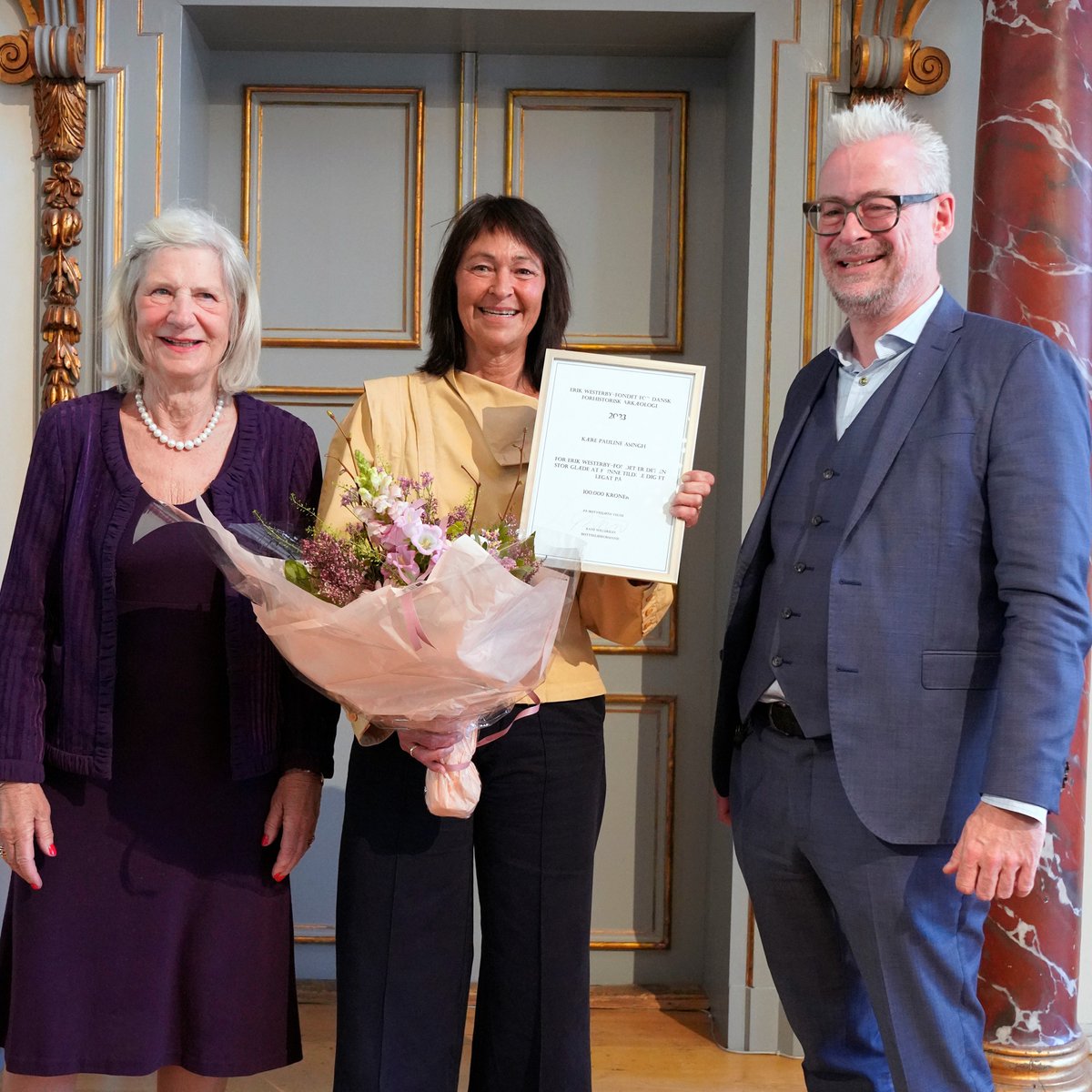 HistorieNyt's tweet photo. Nationalmuseet: Så fik vi overrakt 'arkæologiens Oscar' - Erik Westerby-prisen - til Pauline Asingh for sin mangeårige og fantastiske formidlingsindsats af forhistorien på @MuseumMoesgaard. Fuldt fortjent! #arkæologi #dkkultur #dkmuseer https://t.co/s1LpdegSFW