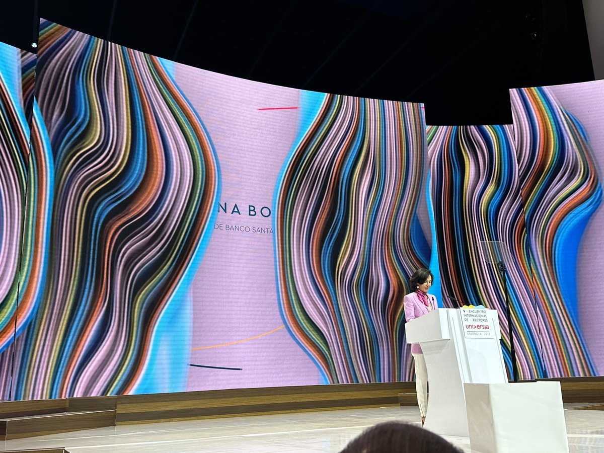 cparedesverduga's tweet image. @Anabotin Nos invita a q nuestras ideas se materialicen en proyectos innovadores como #Metared propuesta que saliera del IV encuentro #Salamanca 
UNIVERSIA ha invertido en #EducaciónSuperior 2200 M de EU y se compromete con 400 millones para el 23-26  #SantanderUniversia2023