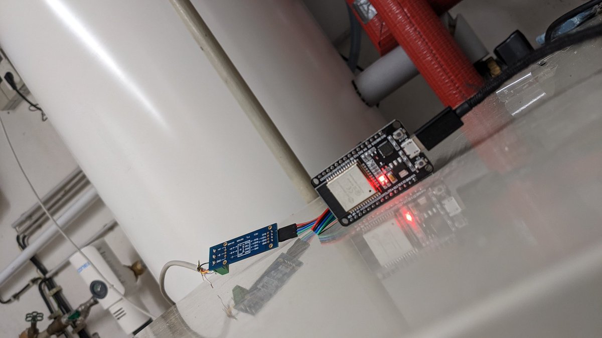 arok_de's tweet photo. Wasser wird jetzt via esp32 und ModBus erhitzt, wenn das Balkonkraftwerk Strom liefert. #bwwp #bkw #esphome https://t.co/NKdVvDeTZm