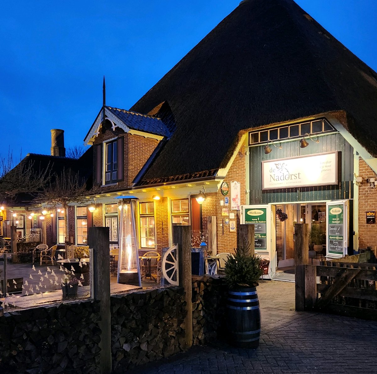 Voor de organisatie van een "stijl" dansavond zijn wij op zoek naar een D.J. met actueel reportoire (djive, wals, quickstep, chacha, rumba, samba, etc.). Krijg jij de voetjes van de vloer en maak jij van deze avond "een dancing with the stars" beleving? Neem dan contact op.