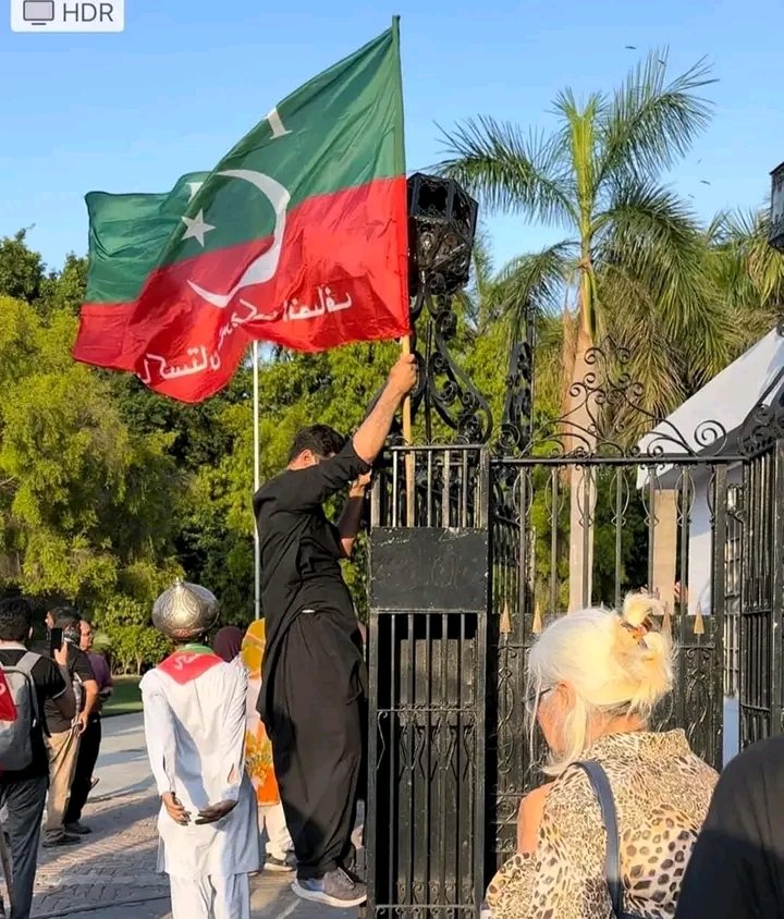 Um_E_kashmiri's tweet photo. Inspiration from #Ertugral #ImranKhanArrest https://t.co/j8sx9iEYp8