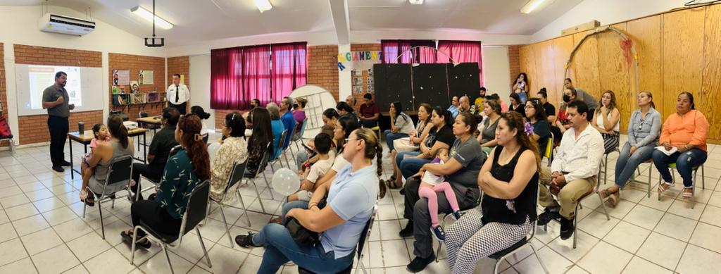 #Entérate 👮🏻‍♂️
Como parte del Programa de Movilidad Escolar, en la Escuela Primaria Antonio de Juambelz y Bracho, de la col. Nueva California, se instala Comité de Seguridad Vial, en coordinación con personal académico, padres de familia y #VialidadTorreón.