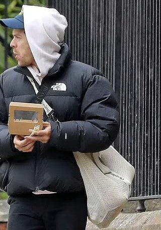Allthistiime_'s tweet photo. VOGUE PONETE LAS PILAS QUE QUIERO VER QUE LLEVA HARRY EN ESE BOLSO https://t.co/2Tiucg260X