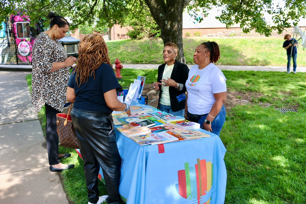 TeachInColorNC's tweet image. The full photo gallery from #TeachinginColor Summit &amp;amp; Fest is now online!
📷 View all photos from the day’s events: creed-nc.org/teachingincolo…