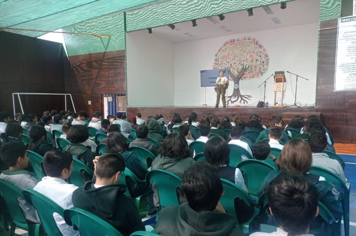 CarabMicc's tweet photo. A 140 alumnos de 7° básico del Colegio Macaya @CarabMicc de 3ra. Comisaría #AltoHospicio, dictó charla sobre Bullyng y Ley de Responsabilidad Penal Adolescente. #LaPrevenciónEsNuestraEsencia #SiempreCarabinero https://t.co/LIPCkN1cJZ