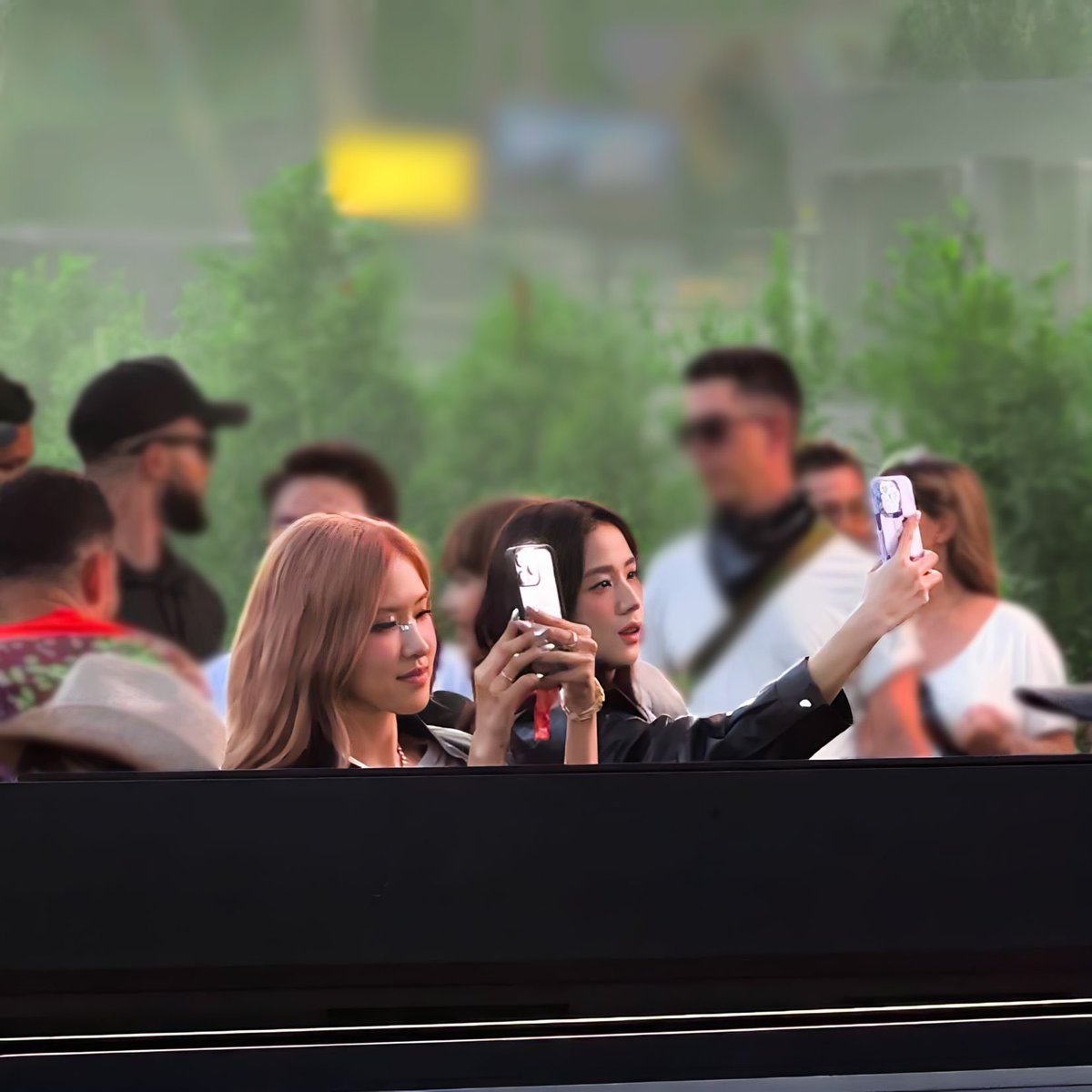 jstfav's tweet photo. cowok cowoknya lagi tampil, cewek ceweknya support nonton cowok cowoknya~
#sehun #jisoo #hunsoo #chanyeol #rosé #chanrosé https://t.co/GJAnVf30ZY