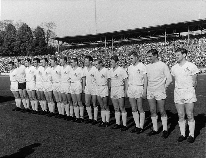 EffzehRetro's tweet photo. 5⃣9⃣ years ago, the #fckoeln won the Bundesliga for the second time!

After the 2-1 victory against VfB Stuttgart, Hans Schäfer, Wolfgang Overath and co. lifted the beautiful trophy at the Münsgersdorfer Stadion!

Who were the scorers? #effzeh #effzehretro https://t.co/Hucw3lXqXW