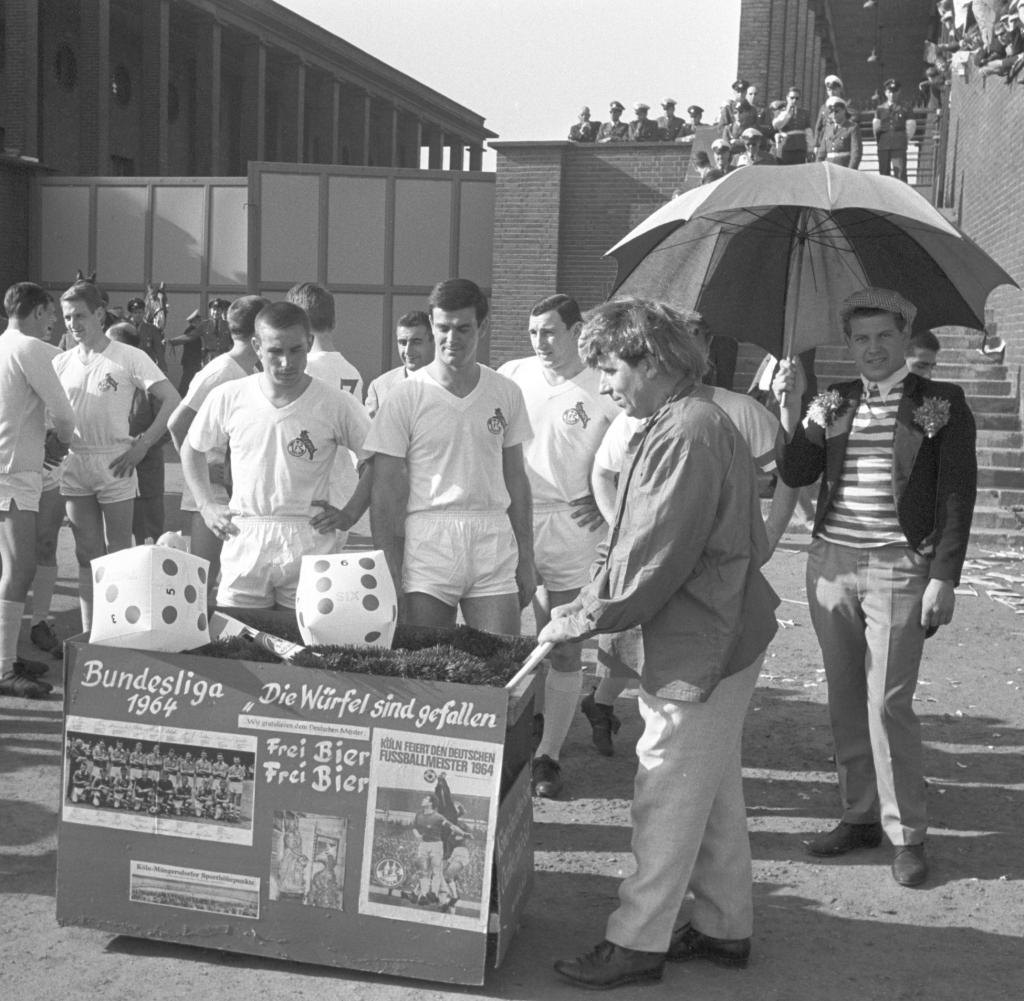 EffzehRetro's tweet photo. 5⃣9⃣ years ago, the #fckoeln won the Bundesliga for the second time!

After the 2-1 victory against VfB Stuttgart, Hans Schäfer, Wolfgang Overath and co. lifted the beautiful trophy at the Münsgersdorfer Stadion!

Who were the scorers? #effzeh #effzehretro https://t.co/Hucw3lXqXW