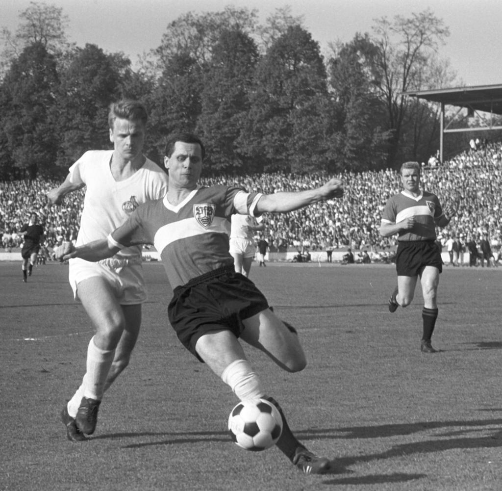 EffzehRetro's tweet photo. 5⃣9⃣ years ago, the #fckoeln won the Bundesliga for the second time!

After the 2-1 victory against VfB Stuttgart, Hans Schäfer, Wolfgang Overath and co. lifted the beautiful trophy at the Münsgersdorfer Stadion!

Who were the scorers? #effzeh #effzehretro https://t.co/Hucw3lXqXW