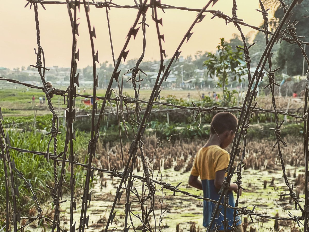 Rohingya Refugee lives. 

#prison #barbedwire #fence #rohingyarefugees #rohingyacamp #streetphotography #yassinphotography #refugee #rohingyamuslims #naturephotography #photojournalism #photooftheday #refugeecrisis #documentaryphotography #dailylife #lifestyle #crisis