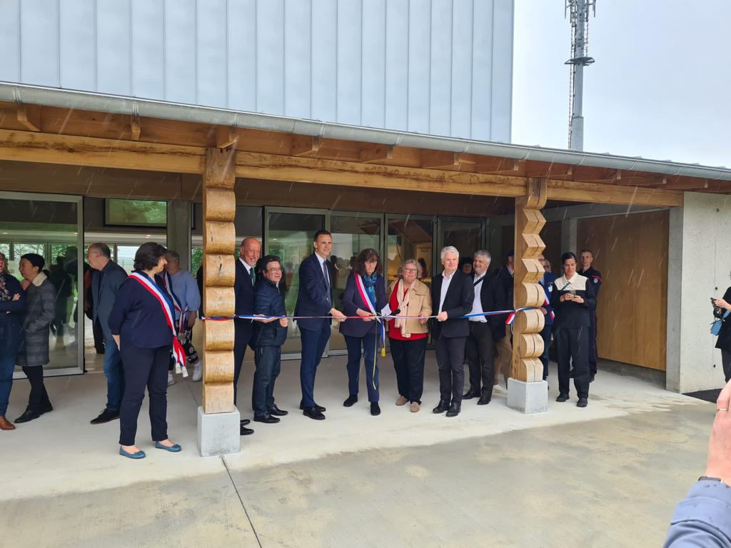 Prefet91's tweet photo. #Inauguration | 🏢  L'État a contribué au financement de la salle Rosa Bonheur à @lanorville91 , à hauteur de 140 772 euros. Un lieu culturel qui contribuera à la richesse du patrimoine local.

🤝 Le sous-préfet de Palaiseau était présent à son inauguration aujourd'hui. https://t.co/VzH3dfVUwk
