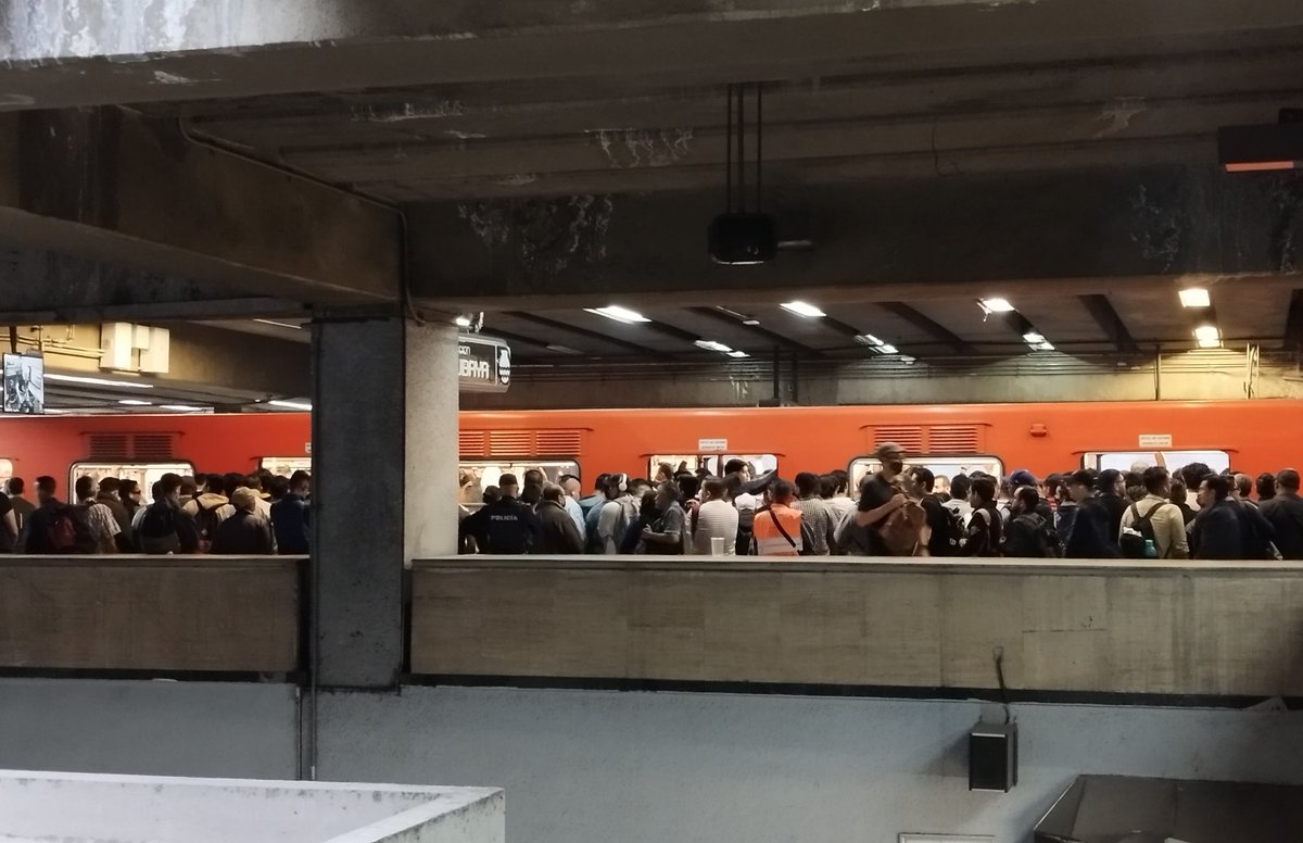 addi_addiii's tweet photo. Línea 9 del metro, está imposible llegar al andén https://t.co/d2C5CvBZrQ