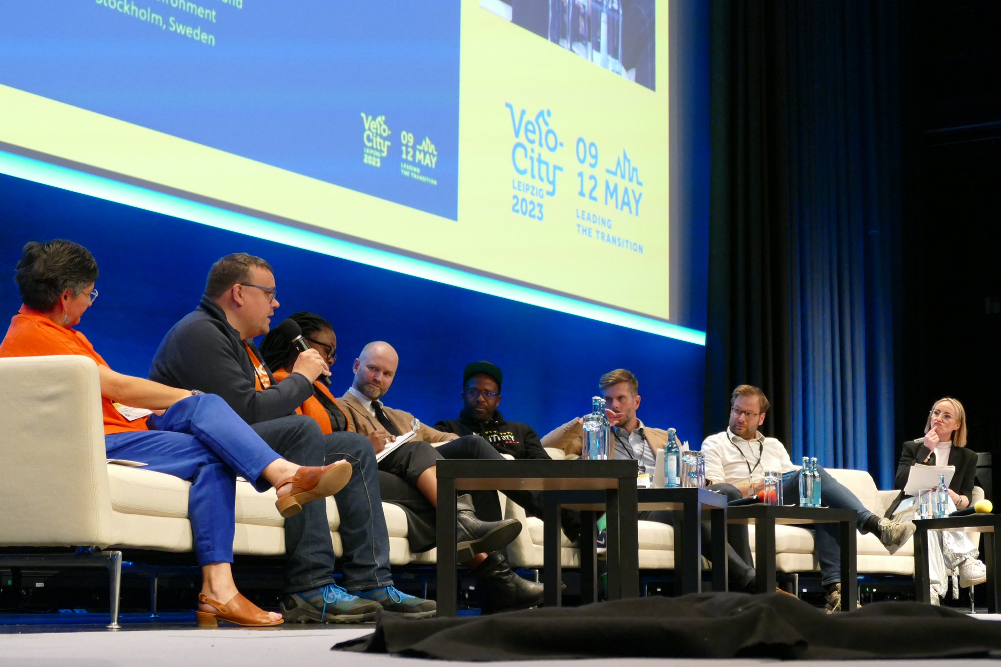 ADFC-Vorstand Christoph Schmidt mit 7 weiteren Personen auf dem Podium der Velo-City 2023.