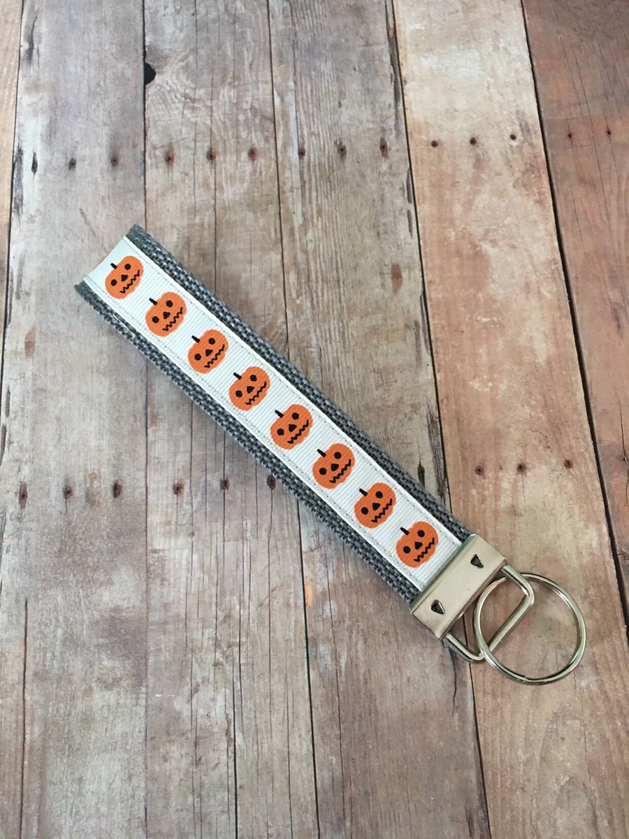 KingdomShop7's tweet photo. Pumpkin Keychain, Halloween key holder, Wristlet, Key Lanyard, Wrist Key Holder, Key Fob Key Chain, Gift ideas, Orange pumpkin https://t.co/iyh5ccZ7SA #Etsy #KingdomWorkshop #MothersDay #giftideas #giftsunder10 #MemorialDay #PumpkinKeychain https://t.co/mCzrKtqOCp
