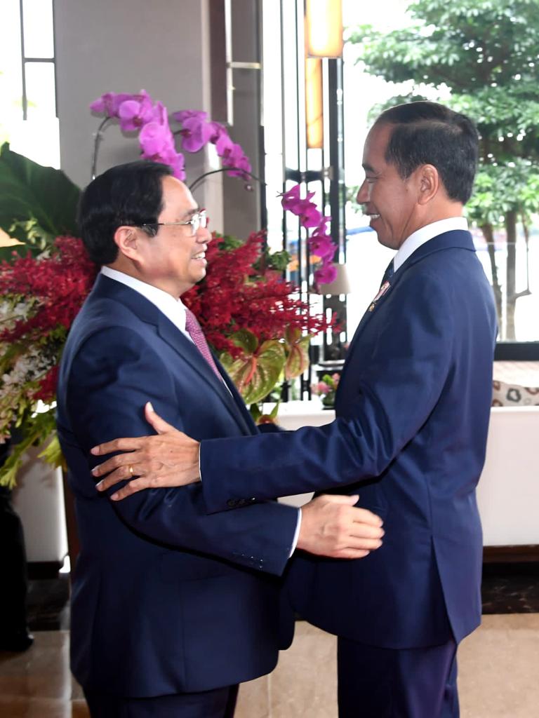 jokowi's tweet photo. Seharian ini, saya melakukan pertemuan bilateral dengan beberapa pemimpin negara ASEAN di Hotel Meruaroh, Labuan Bajo. 

Saya bertemu berturut-turut dengan PM Vietnam Pham Minh Chinh, PM Timor-Leste Taur Matan Ruak, PM Malaysia Anwar Ibrahim, dan PM Laos Sonexay Siphandone. https://t.co/CbQlohiE8n